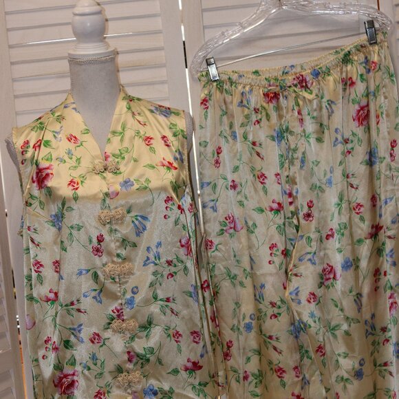 Essentials Pajamas Womens Size 1X Yellow Two Piece Silky Pajama Set NWT - Picture 5 of 6